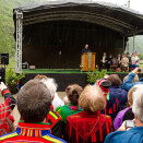 King Harald gives a speech outside Spansdalen community centre (Photo: Terje Bendiksby / Scanpix)